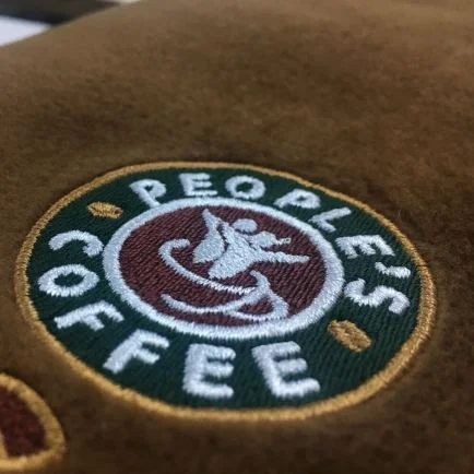 logo Nakışlı Kavrengi Cafe Polar Şalı