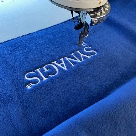 Logo Nakışlı Saks Mavi Cafe Polar Şalı